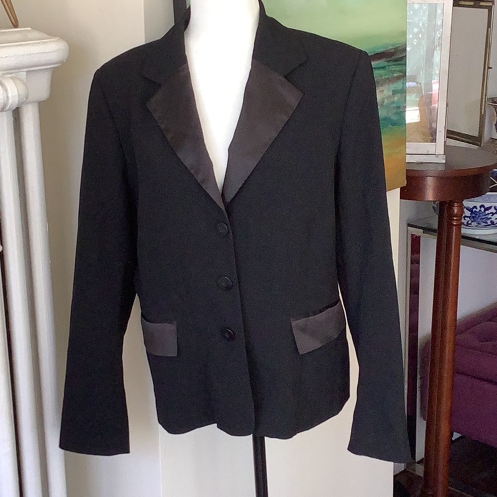 Dalia Black Blazer with Contrasting Lapels